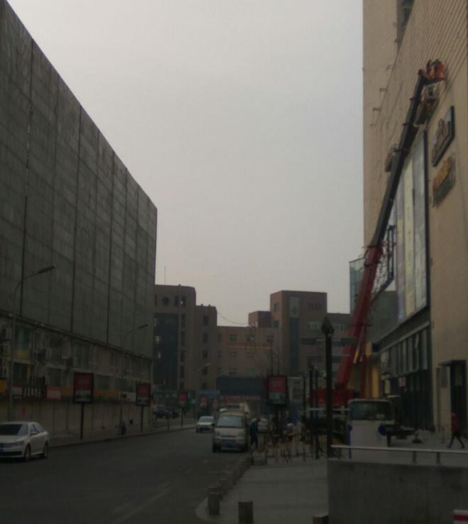 75噸吊車出租助力書院路奧克斯廣場廣告牌安裝現(xiàn)場